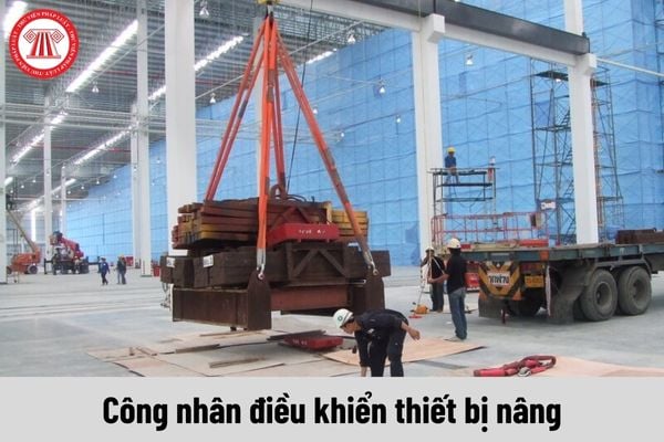 Công nhân điều khiển thiết bị nâng phải đảm bảo yêu cầu an toàn trong sử dụng như thế nào?