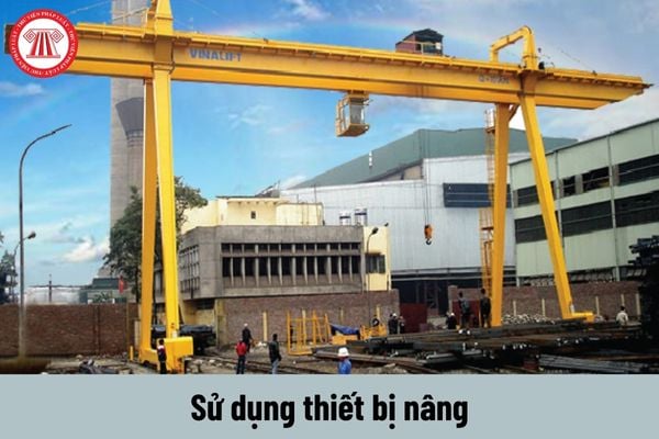 Hành vi không được thực hiện trong quá trình sử dụng thiết bị nâng để đảm bảo an toàn?