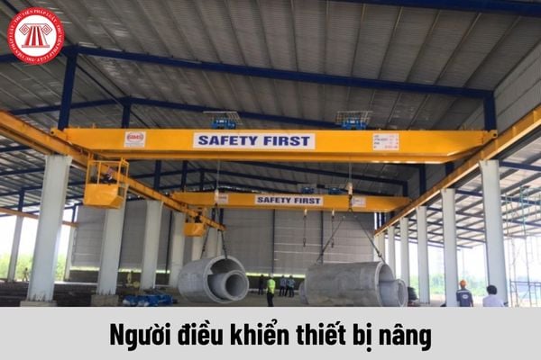 Để đảm bảo yêu cầu an toàn chỉ được phép bố trí những người điều khiển thiết bị nâng khi đáp ứng điều kiện gì?