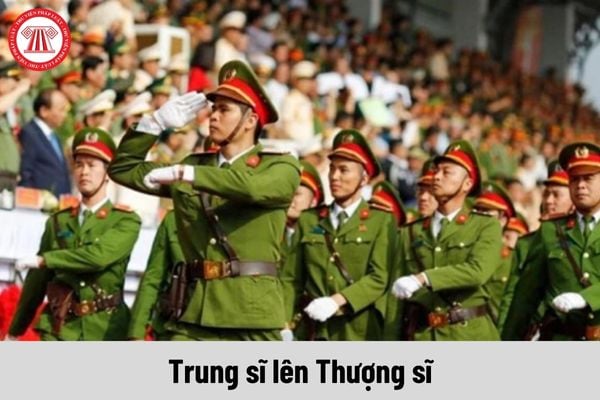 Xét thăng quân hàm hạ sĩ quan công an từ Trung sĩ lên Thượng sĩ sau khi phục vụ bao nhiêu lâu?