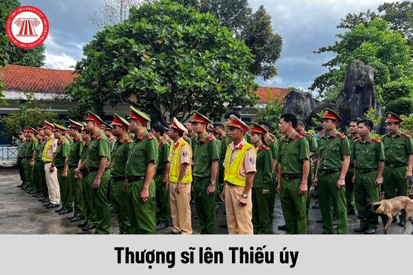 Thượng sĩ công an lên Thiếu úy công an thì cần phục vụ nhiêu lâu mới được xét thăng quân hàm?