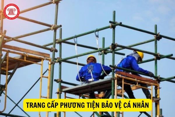 Có được trang cấp phương tiện bảo vệ cá nhân đối với người làm việc trên cao trong thi công xây dựng không?