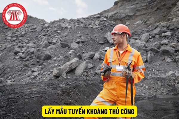 Khi lấy mẫu thủ công trên các phương tiện vận chuyển liên tục trong tuyển khoáng phải tuân thủ những quy định gì?