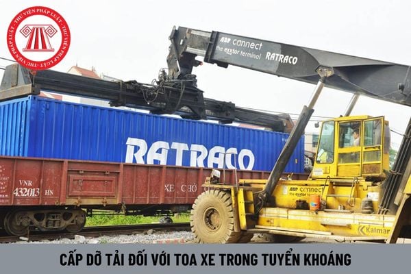 Để bảo đảm an toàn lao động khi cấp dỡ tải đối với toa xe trong tuyển khoáng nghiêm cấm thực hiện những hành vi gì?