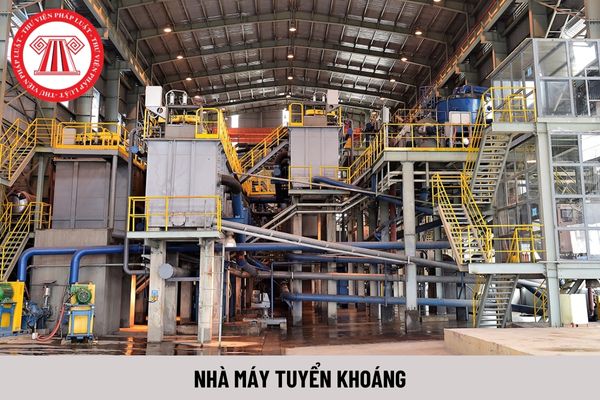 Người lao động phải làm gì trước khi khởi động và di chuyển các máy móc trong nhà máy tuyển khoáng?