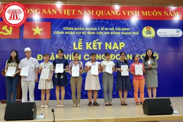 Người được kết nạp đoàn viên công đoàn có được vắng mặt trong buổi lễ kết nạp hay không?