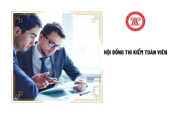 Hội đồng thi kiểm toán viên làm việc theo chế độ gì?