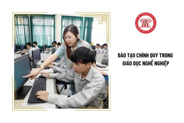 Chương trình đào tạo chính quy trong giáo dục nghề nghiệp được thực hiện như thế nào?