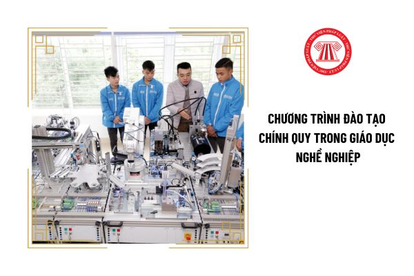 Ai có trách nhiệm biên soạn chương trình đào tạo chính quy các trình độ giáo dục nghề nghiệp?