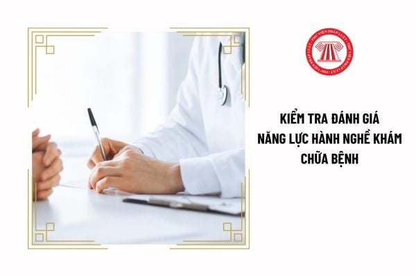 Trách nhiệm chủ trì tổ chức thực hiện việc kiểm tra đánh giá năng lực hành nghề khám chữa bệnh thuộc về ai?