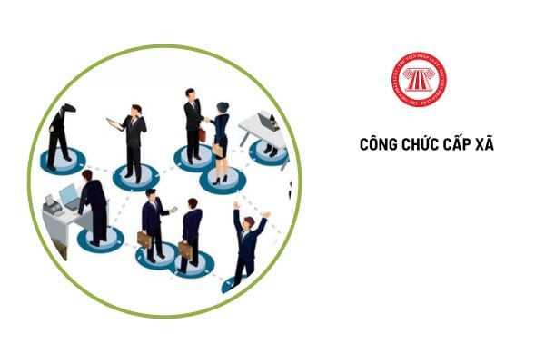 Ai có thẩm quyền tiếp nhận vào làm công chức cấp xã?