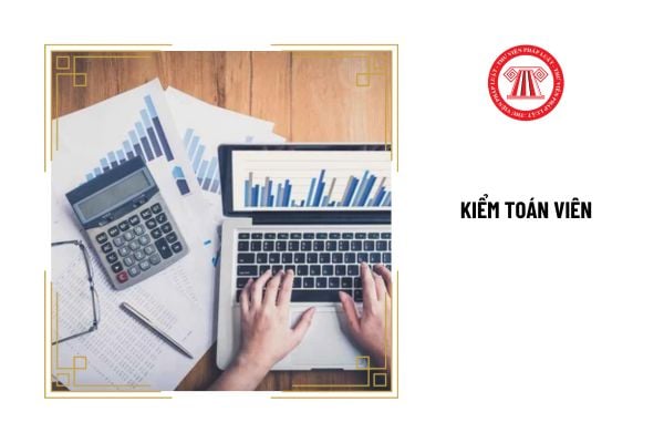 Khi nào kiểm toán viên được coi là có hợp đồng lao động làm toàn bộ thời gian tại doanh nghiệp kiểm toán?