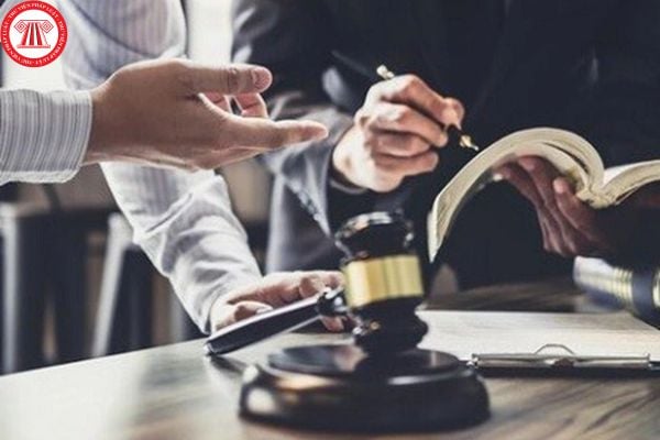 Mẫu quyết định về việc thu hồi Giấy đăng ký tham gia trợ giúp pháp lý có dạng ra sao? Ai có thẩm quyền ra quyết định thu hồi Giấy đăng ký tham gia trợ giúp pháp lý?