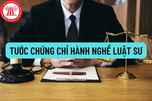 Cho tôi hỏi trường hợp luật sư nhận lợi ích khác từ khách hàng ngoài khoản thù lao đã thoả thuận trong hợp đồng dịch vụ pháp lý thì có bị tước chứng chỉ hành nghề không? Câu hỏi của anh D.H (Sơn La)