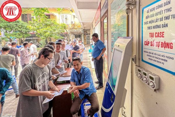 Giấy phép lái xe mới có màu gì? Sát hạch viên và thư ký Hội đồng sát hạch phải có tiêu chuẩn gì?