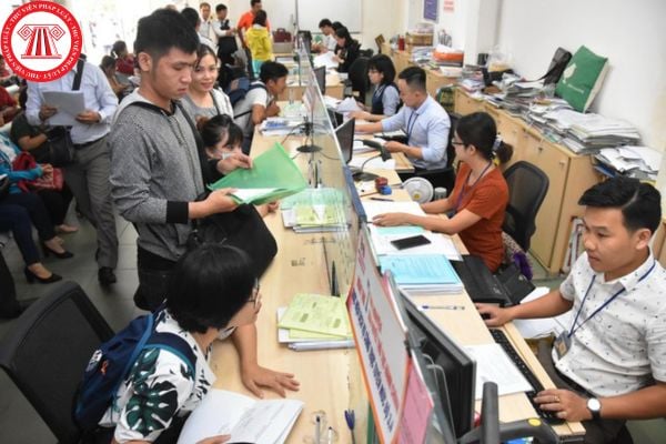 Công chức có bắt buộc phải đeo thẻ công chức khi thi hành công vụ không?