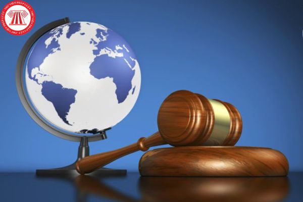 Viên chức ngoại giao có bằng thạc sĩ luật có được thực hiện công chứng không?