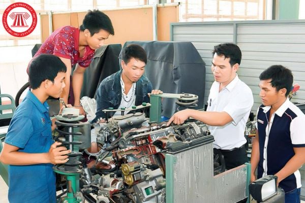 Chương trình quốc gia an toàn vệ sinh lao động do cơ quan nào quyết định? 06 nhóm đối tượng phải tham gia huấn luyện an toàn vệ sinh lao động là những nhóm nào?