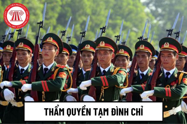 Ai có thẩm quyền tạm đình chỉ chức vụ đối với sĩ quan trong trường hợp khẩn cấp?