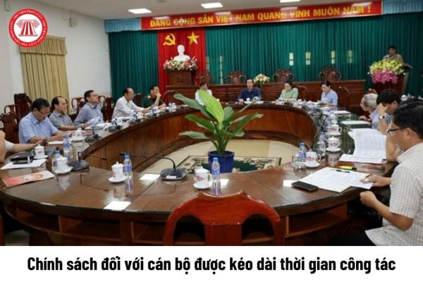 Chính sách đối với cán bộ được kéo dài thời gian công tác trong thực hiện sắp xếp tổ chức bộ máy của hệ thống chính trị như thế nào?