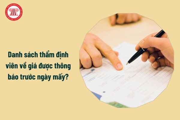 Danh sách thẩm định viên về giá được thông báo trước ngày mấy?