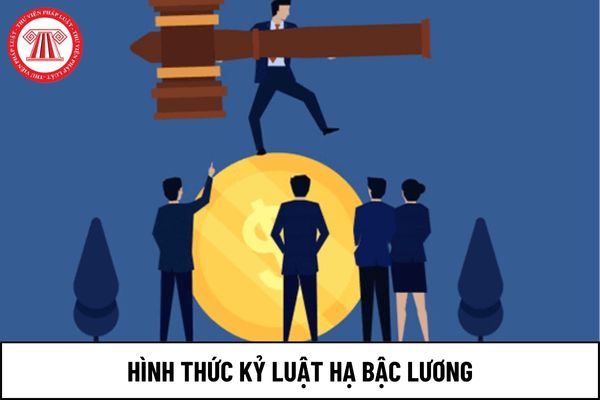 Công chức không giữ chức vụ lãnh đạo, quản lý bị kỷ luật bằng hình thức hạ bậc lương khi nào?