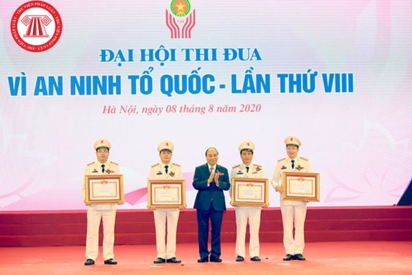 Cán bộ công chức được thưởng 4,5 lần mức lương cơ sở khi đạt được danh hiệu Chiến sĩ thi đua toàn quốc theo Nghị định 152, cụ thể ra sao?