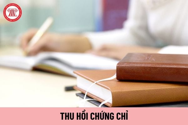 Cơ quan có thẩm quyền ra quyết định thu hồi chứng chỉ kiểm định viên kỹ thuật an toàn lao động là cơ quan nào?