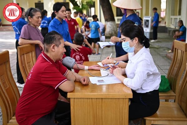 Số lượng người làm việc cung cấp dịch vụ trợ giúp xã hội và bảo vệ chăm sóc trẻ em, dịch vụ xã hội trong đơn vị sự nghiệp công lập có định mức là bao nhiêu?