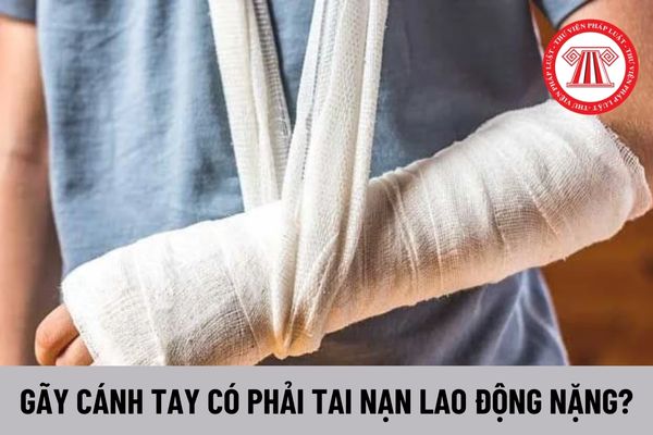 Người lao động bị gãy cánh tay quá trình lao động có phải tai nạn lao động nặng?