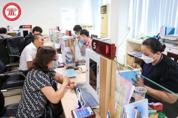 Thống nhất cán bộ công chức cấp xã được nghỉ hưu trước tuổi còn thiếu thời gian công tác giữ chức vụ lãnh đạo tại thời điểm nghỉ hưu để được khen thưởng thì xét khen thưởng thế nào?