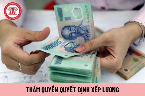 Ai có thẩm quyền quyết định xếp lương đối với sĩ quan cấp bậc quân hàm Thiếu tá thuộc Ban Cơ yếu Chính phủ?