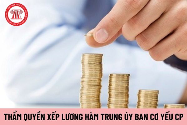 Ai có thẩm quyền quyết định xếp lương đối với sĩ quan cấp bậc quân hàm Trung úy thuộc Ban Cơ yếu Chính phủ?