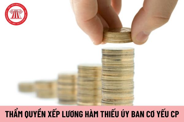 Ai có thẩm quyền quyết định xếp lương đối với sĩ quan cấp bậc quân hàm Thiếu úy thuộc Ban Cơ yếu Chính phủ?