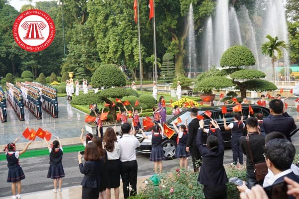 Thăm cấp nhà nước là gì? Quy định về Lễ đón chính thức đoàn người đứng đầu Đảng thăm cấp nhà nước ra sao?