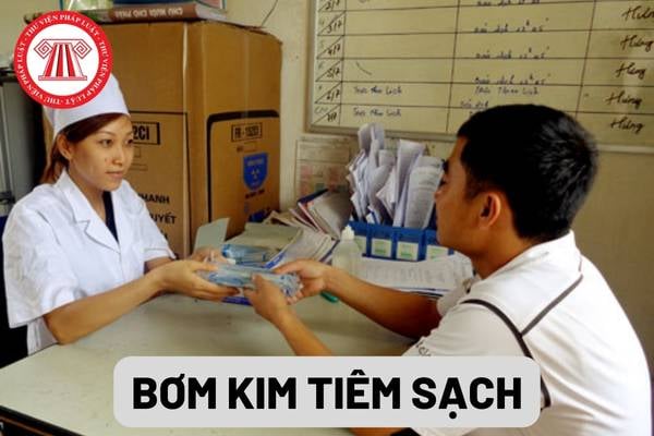 Trước khi sử dụng bơm kim tiêm, người ta phải làm gì trước tiên?
