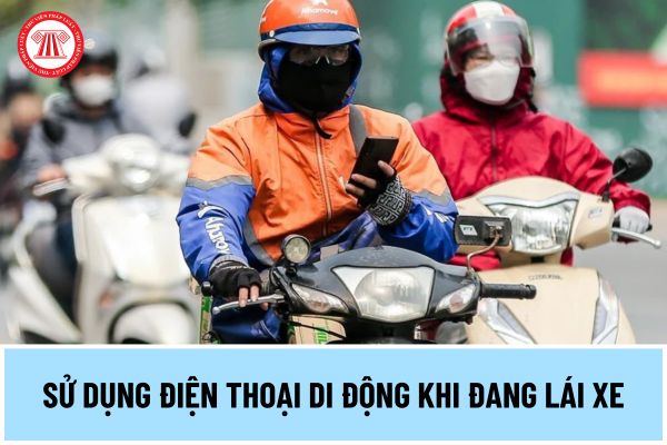 Dùng tay sử dụng điện thoại di động khi đang lái xe mô tô, xe gắn máy (kể cả xe máy điện) chạy trên đường bị xử phạt tiền như thế nào?