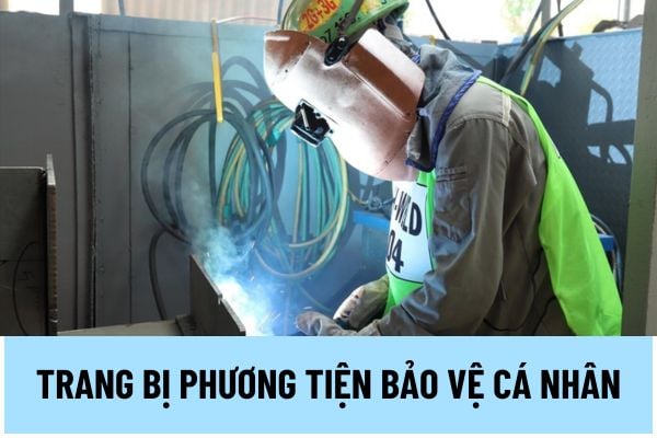 Để bảo đảm ATVSLĐ tại nơi làm việc người sử dụng lao động phải trang bị, cấp phát cho người lao động những gì?