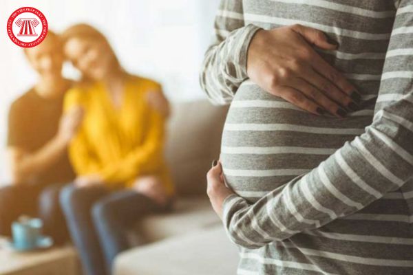 Vợ chồng đang không có con chung thì được nhờ người mang thai hộ đúng không? Người mang thai hộ phải hỏi ý kiến của ai khi mang thai hộ cho vợ chồng khác?