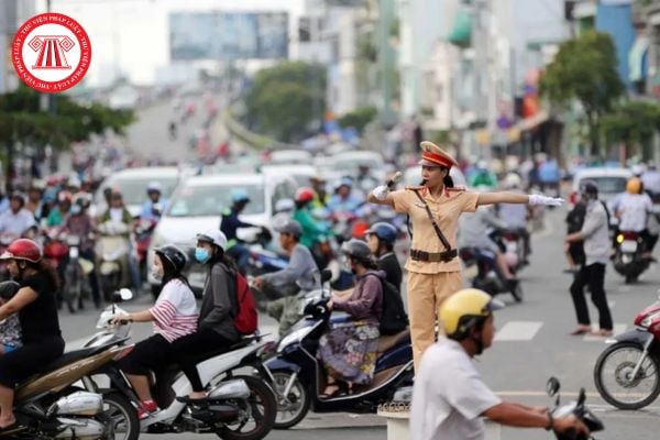 Phương tiện tham gia giao thông đường bộ là gì? Di chuyển với tốc độ thấp hơn phải đi về bên nào?