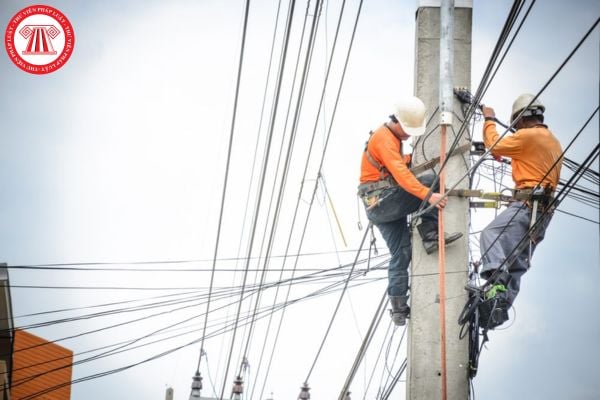 Cáp viễn thông có được phép đi dọc đường giao thông không? Việc chỉnh trang đường cáp viễn thông thực hiện theo nguyên tắc nào?