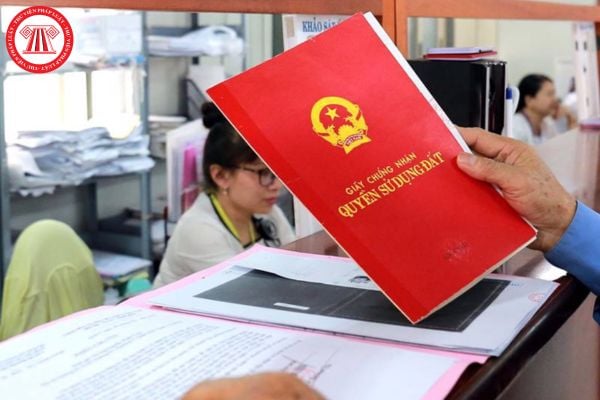 Có phải đăng ký lần đầu đối với thửa đất đang sử dụng mà chưa đăng ký? Thẩm quyền cấp giấy chứng nhận khi đăng ký lần đầu?