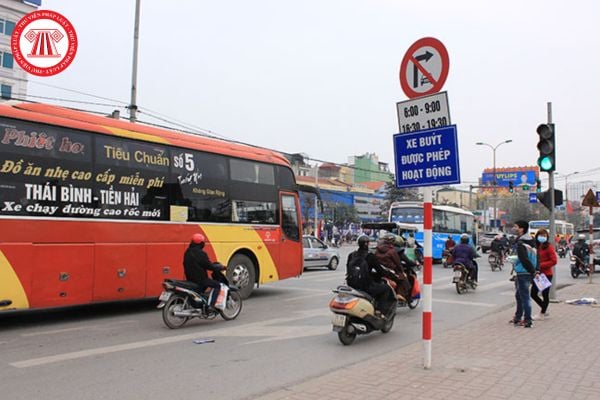 Điều khiển xe ô tô rẽ phải tại nơi có biển báo hiệu cấm rẽ phải đối với xe ô tô bị phạt bao nhiêu?