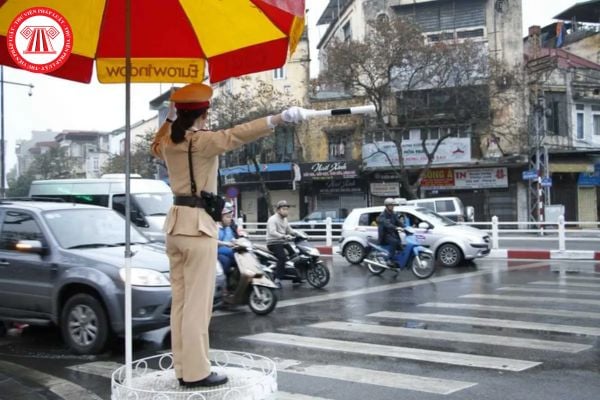 Xe ô tô không chấp hành hiệu lệnh hướng dẫn của người kiểm soát giao thông bị phạt bao nhiêu tiền?