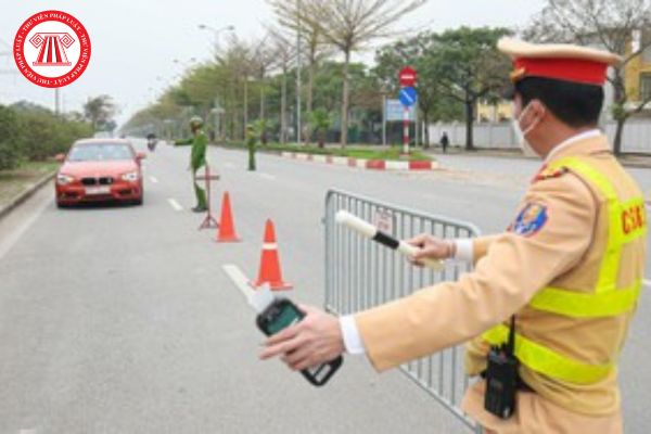 Cảnh sát giao thông ra hiệu lệnh dừng phương tiện giao thông khi kiểm soát tại một điểm trên đường giao thông như thế nào?