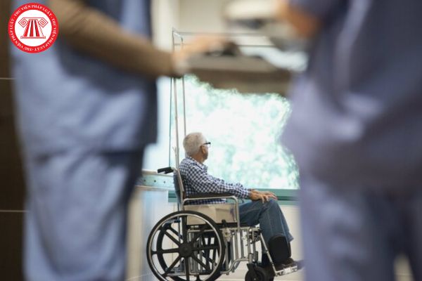 Người khuyết tật khi nào sẽ được hỗ trợ sinh hoạt phí, chi phí đi lại và chi phí điều trị trong thời gian điều trị bắt buộc tại cơ sở khám bệnh, chữa bệnh?