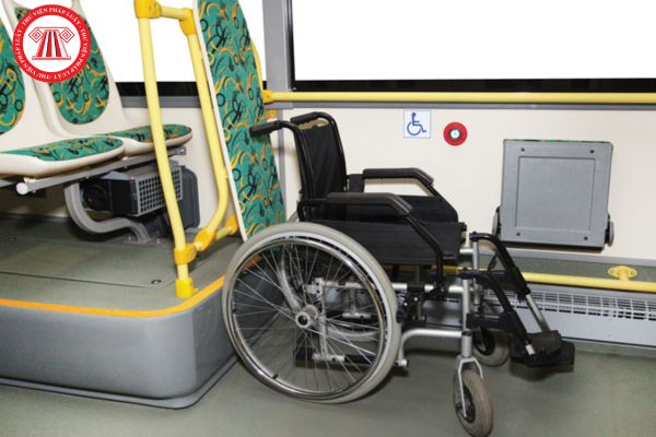 Người khuyết tật khi tham gia giao thông bằng các phương tiện giao thông công cộng có bị tính phí khi mang phương tiện, thiết bị hỗ trợ phù hợp không?