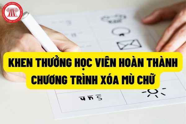 Hình thức khen thưởng theo từng giai đoạn đối với học viên tham gia chương trình xóa mù chữ như thế nào?