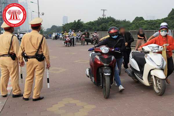 Người điều khiển xe máy dắt bộ xe máy sang đường khi đèn đỏ có bị xử phạt? 