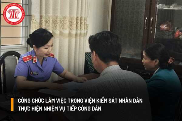 Công chức làm việc trong Viện kiểm sát nhân dân thực hiện nhiệm vụ tiếp công dân